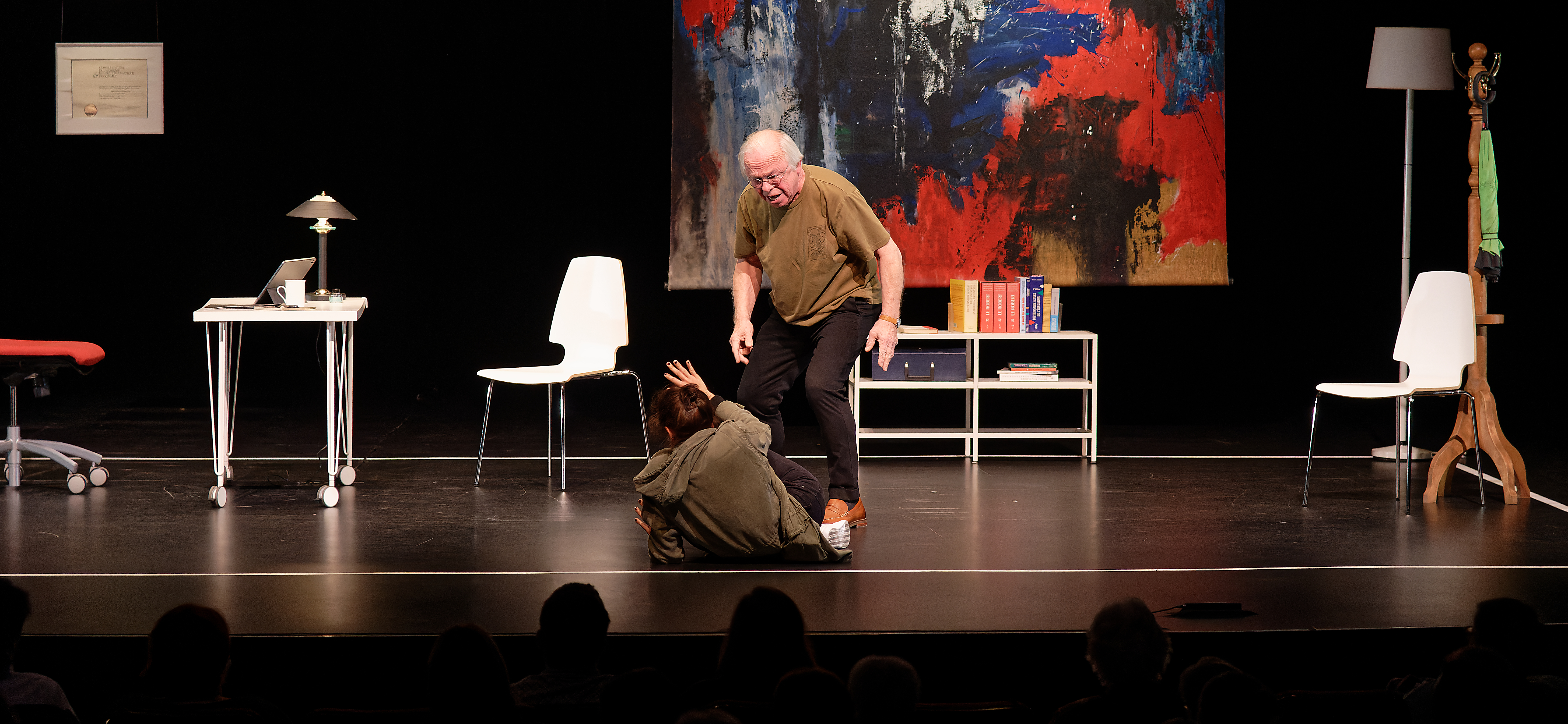 À travers un duel entre un professeur et une étudiante, Oleanna pose des questions plus qu’elle ne donne de réponses. En 2018, elle a été montée lors des vagues de dénonciations d’agressions sexuelles #metoo, aujourd’hui elle fait réfléchir au mouvement cancel culture.