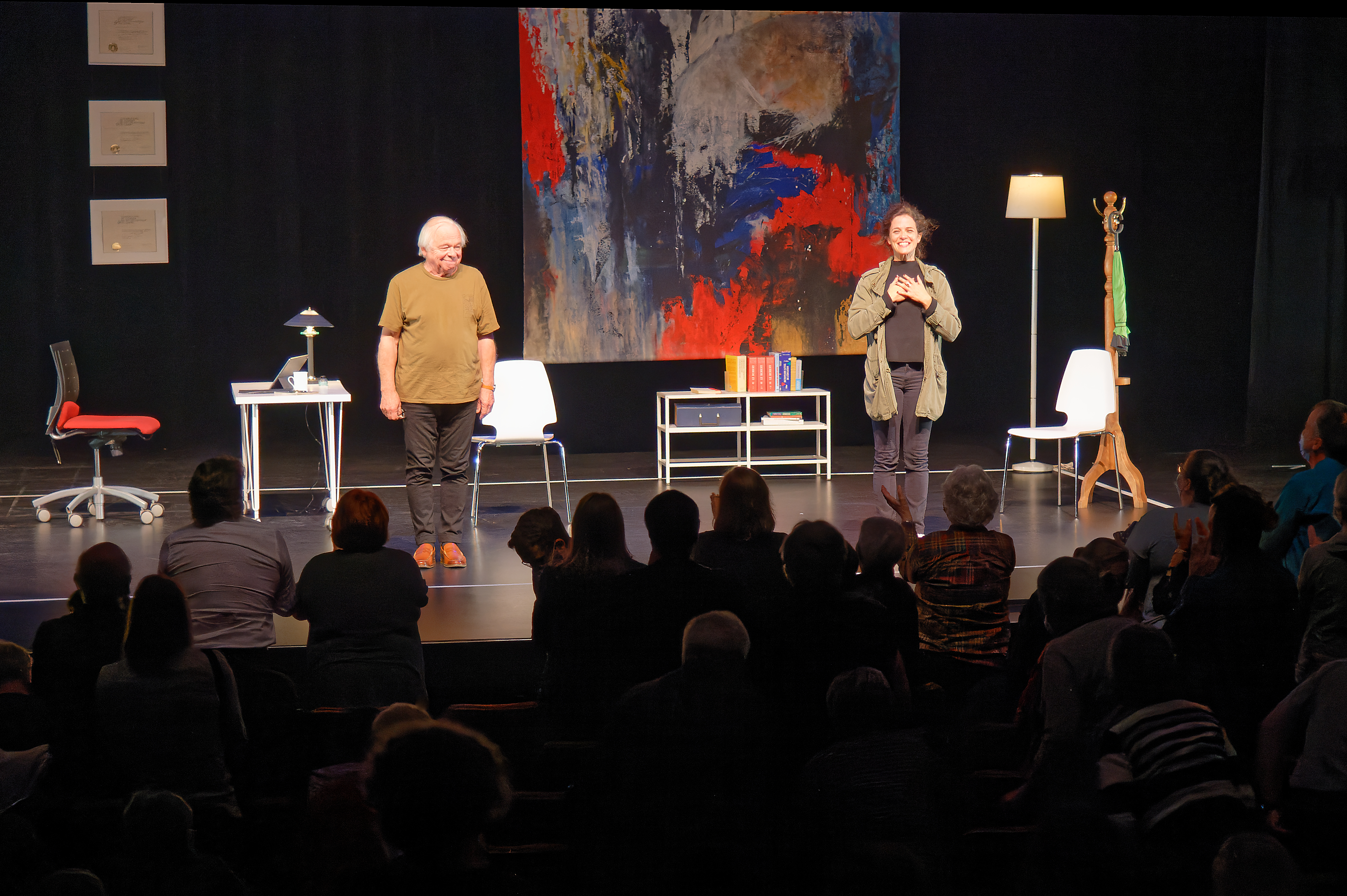 La pièce est une joute verbale très intense pour les comédiens qui doivent se couper, garder des phrases en suspens et s’engager dans de longues tirades pour faire valoir leur point de vue.